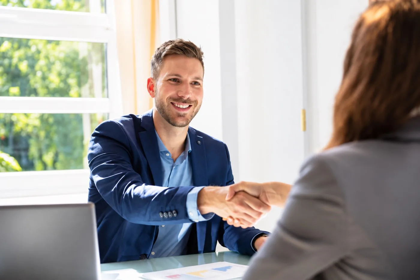 Erstgespräch zum AVGS Coaching mit Handschlag