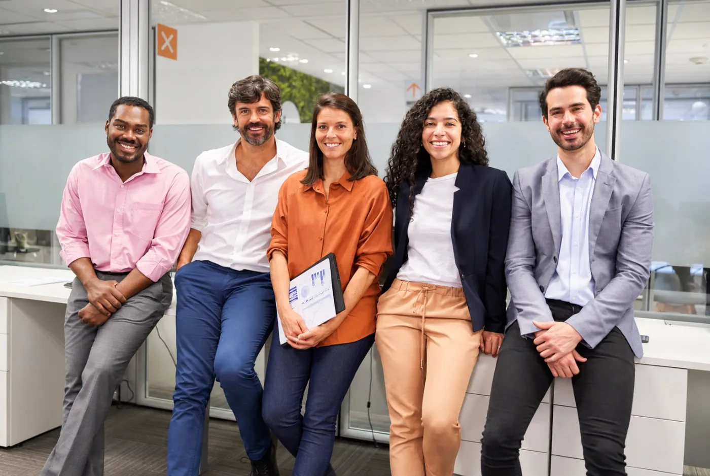 Internationales Team aus Fachkräften im Büro